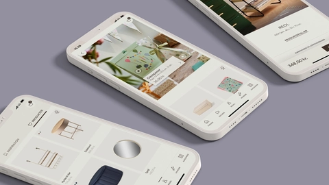 Billede af tre smartphones, der viser en møbelapp med produkter som borde, spejle og opbevaringsløsninger på en lilla baggrund.